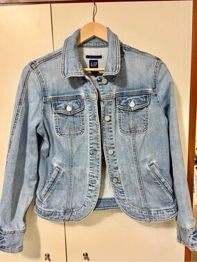GAP Light Wash Denim Jacket in Pale Blue